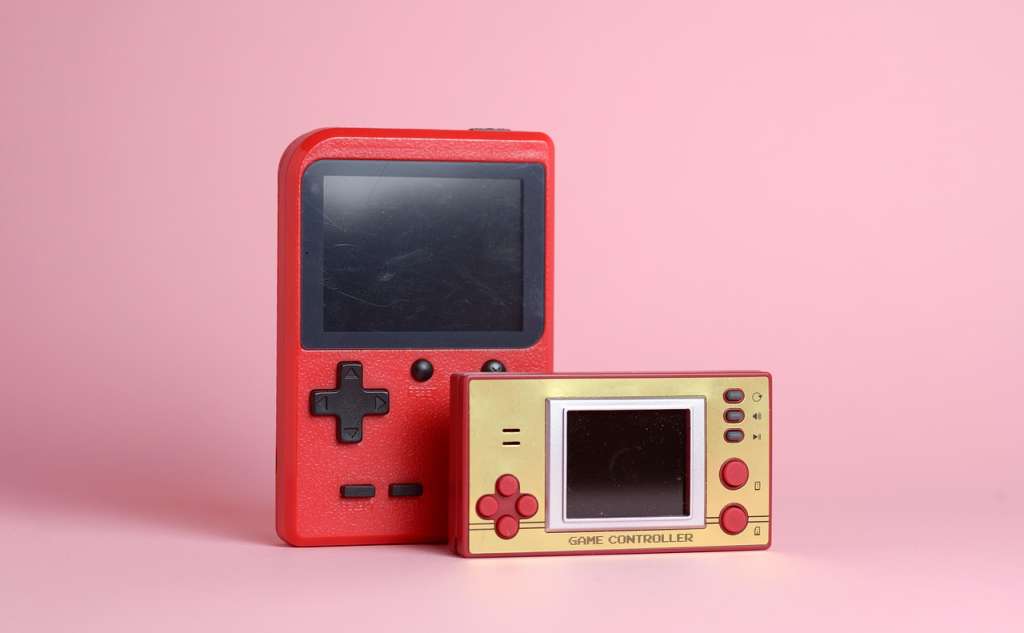 Een gaming controller voor een scherm met kortingsprijzen tijdens een online sale