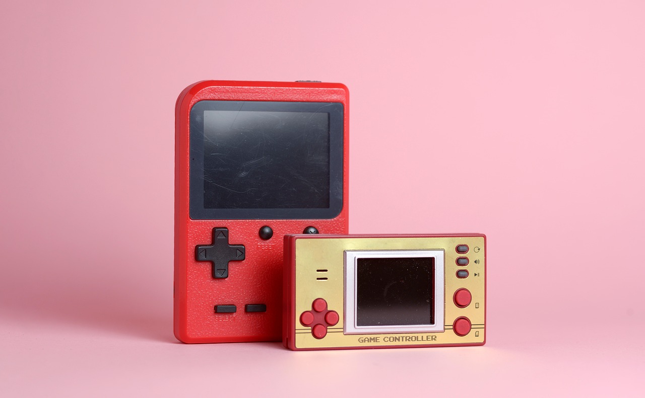 Een gaming controller voor een scherm met kortingsprijzen tijdens een online sale