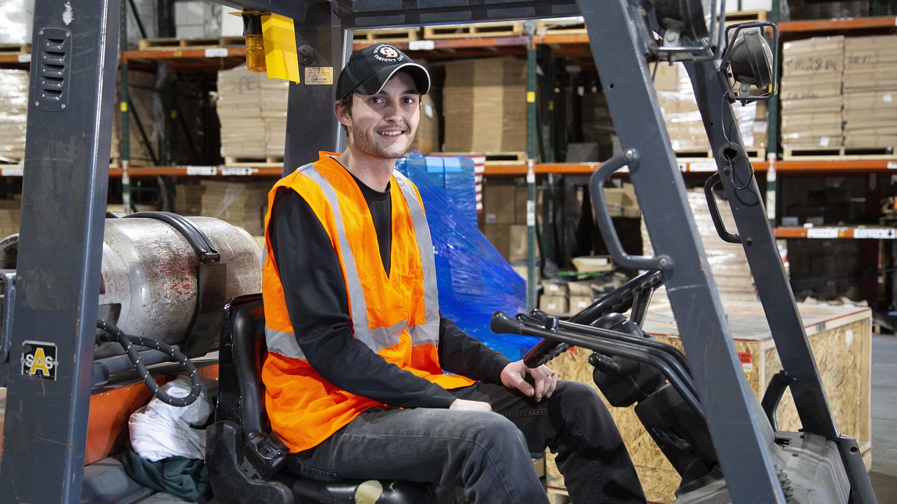 Logistiek medewerker op heftruck in een distributiecentrum