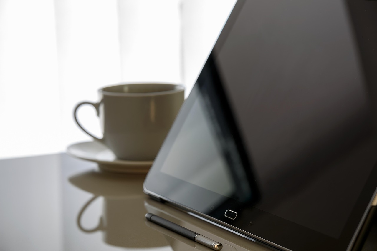 Een bedrijfskundige analyseert processen op een laptop in een kantooromgeving
