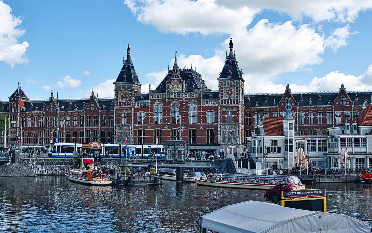 Gracht in Amsterdam met historische grachtenpanden, symbool van Nederland op het wereldtoneel