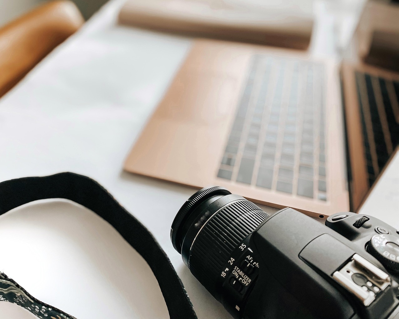 Compliance officer werkt op laptop en bekijkt regelgevingsdocumenten