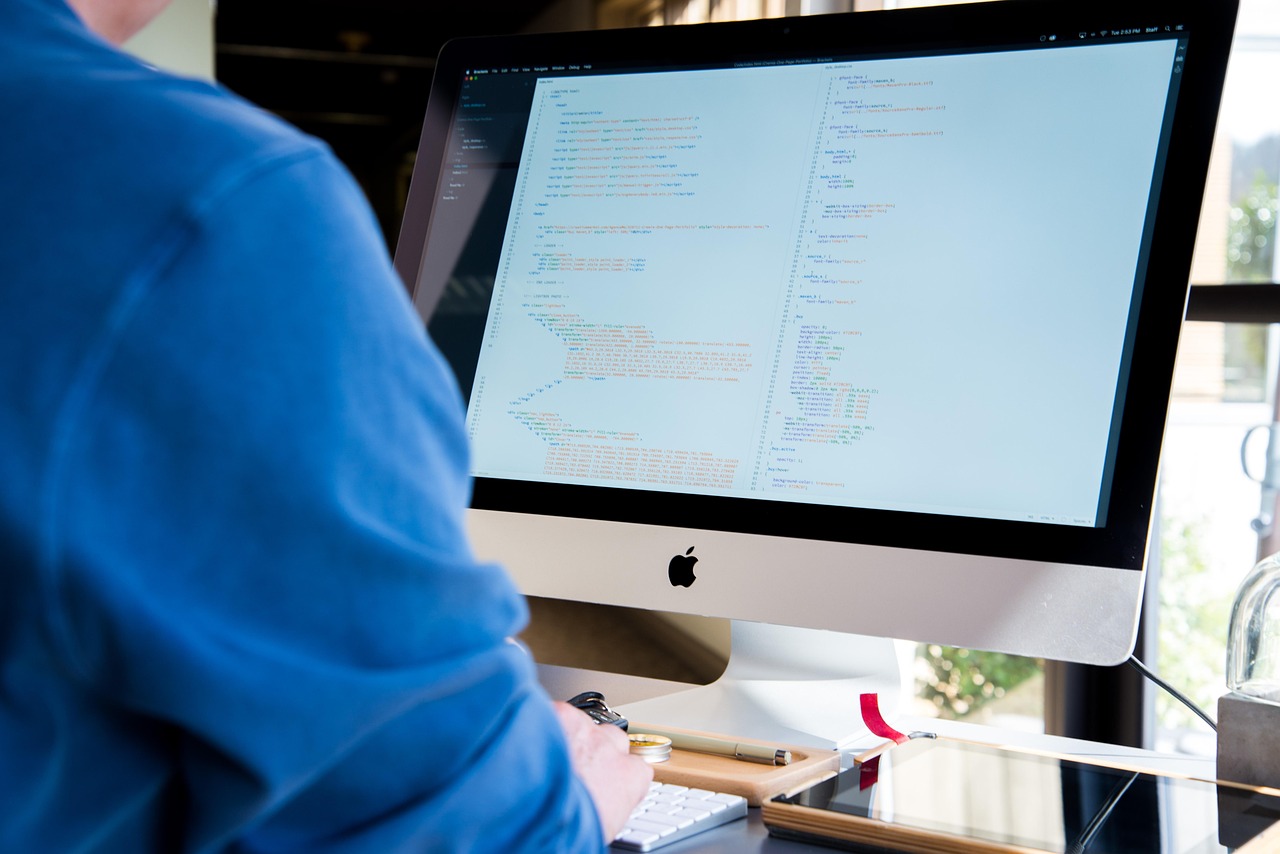 Een werkplek met computers en netwerkapparatuur als voorbeeld van ICT-infrastructuur