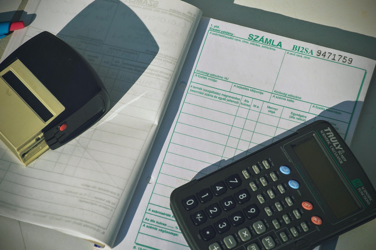Een rekenmachine naast een financieel spreadsheet met kasstroomberekeningen