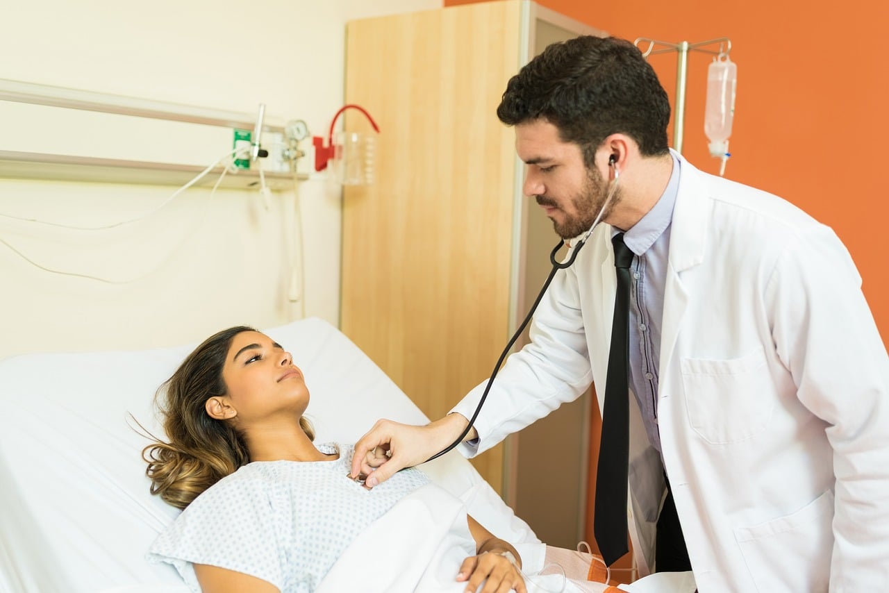 Een medisch specialist in een ziekenhuis tijdens een consult met een patiënt