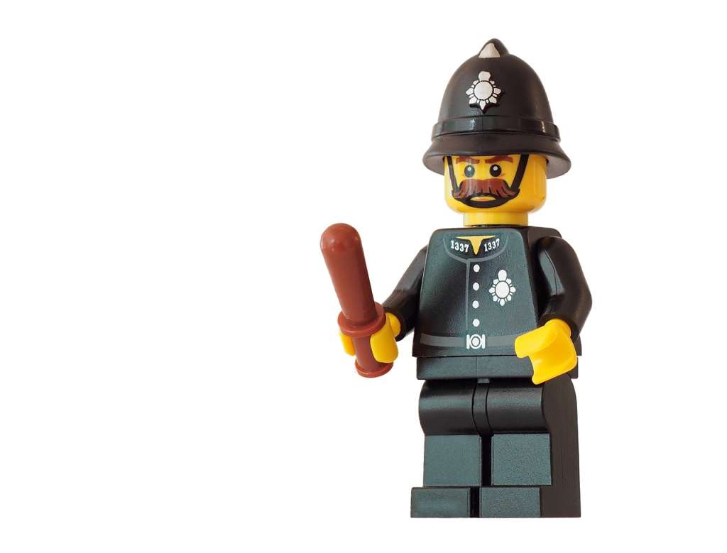 Een beveiliger in uniform met een identificatiepas zichtbaar aan zijn jasje