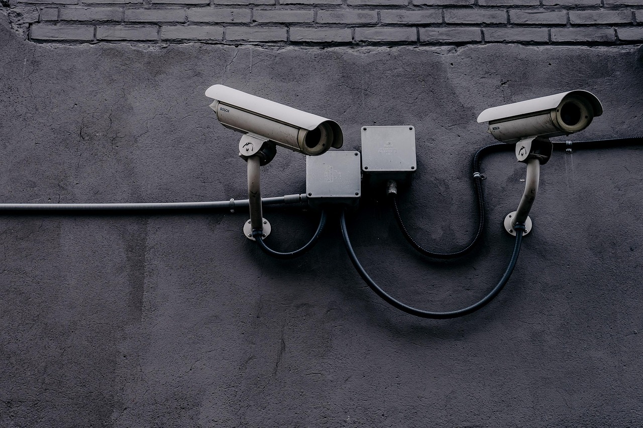 Operators aan het werk in een professionele alarmcentrale meldkamer met meerdere schermen