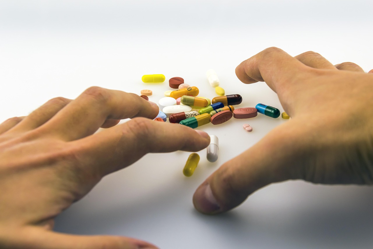 Verpleegkundige die een medicatiedosering berekent aan het bed van een patiënt