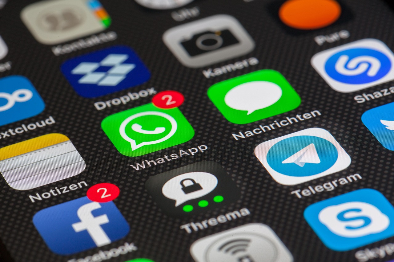 Persoon scrolt door een sociale media feed op een smartphone