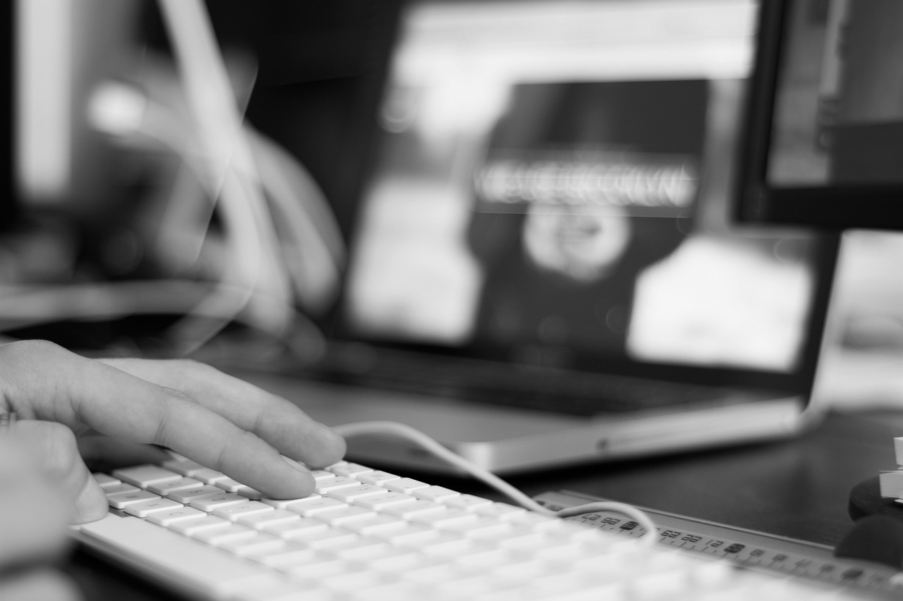 Persoon die data analyseert op een laptop, als illustratie bij machine learning