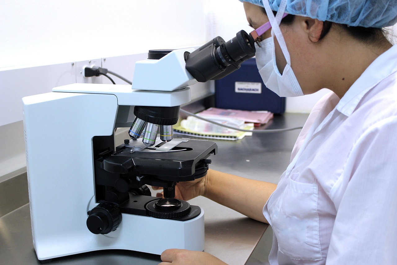 Student in een wetenschappelijk laboratorium kijkt door een microscoop
