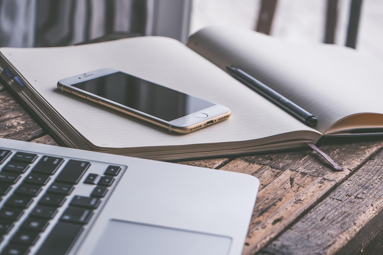 Smartphone draadloos opladen op een bureau met een ronde oplaadpad