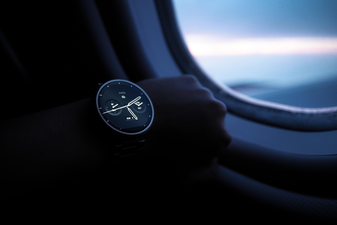 Persoon met een smartwatch om de pols die de schermweergave bekijkt
