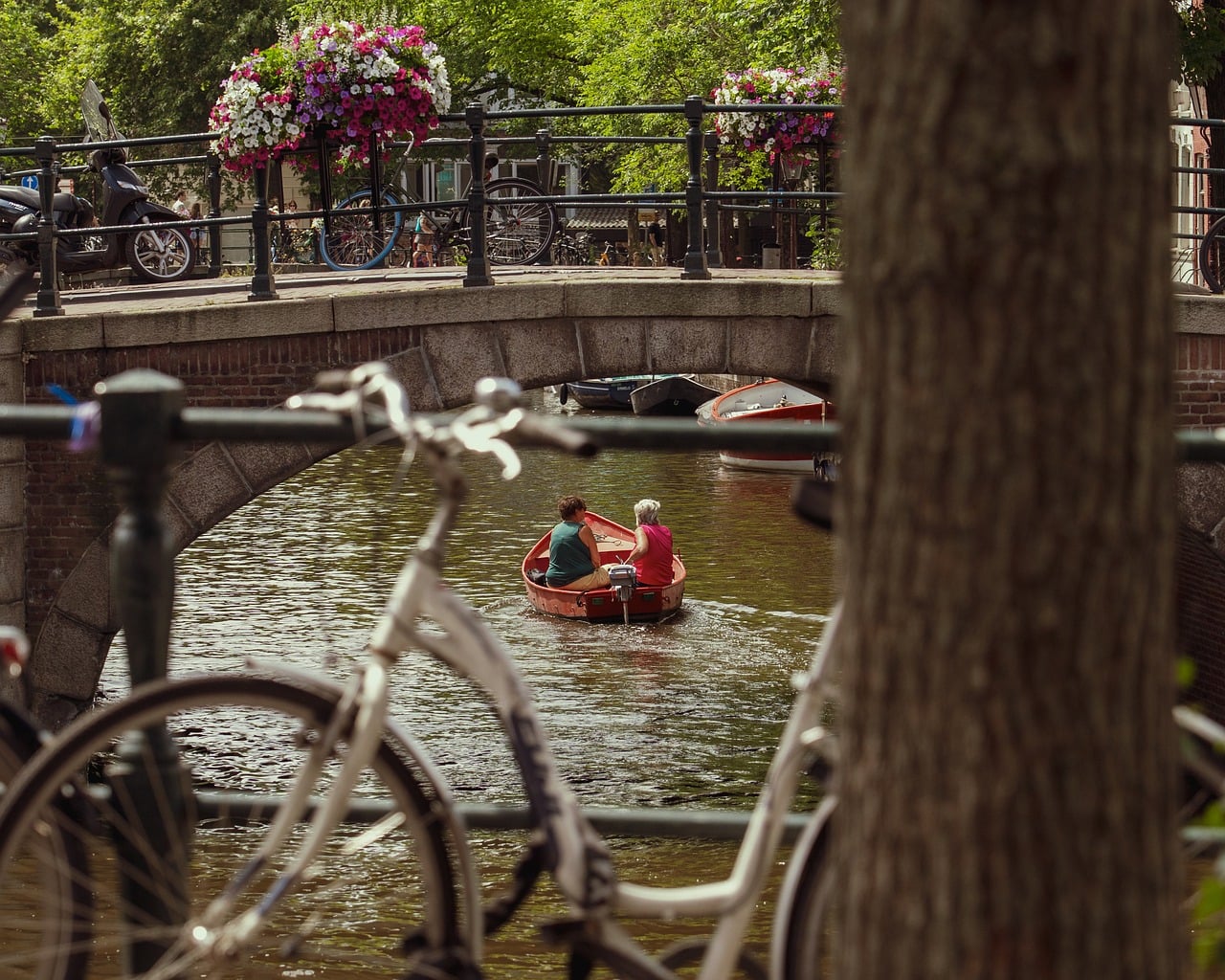 Historisch stadscentrum met gracht in een kleine Nederlandse stad