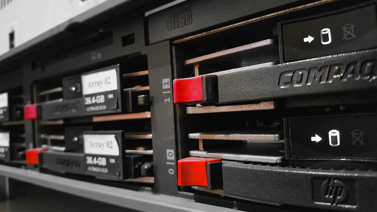 Een lokale edge-server verbonden met netwerkapparatuur in een industriële omgeving