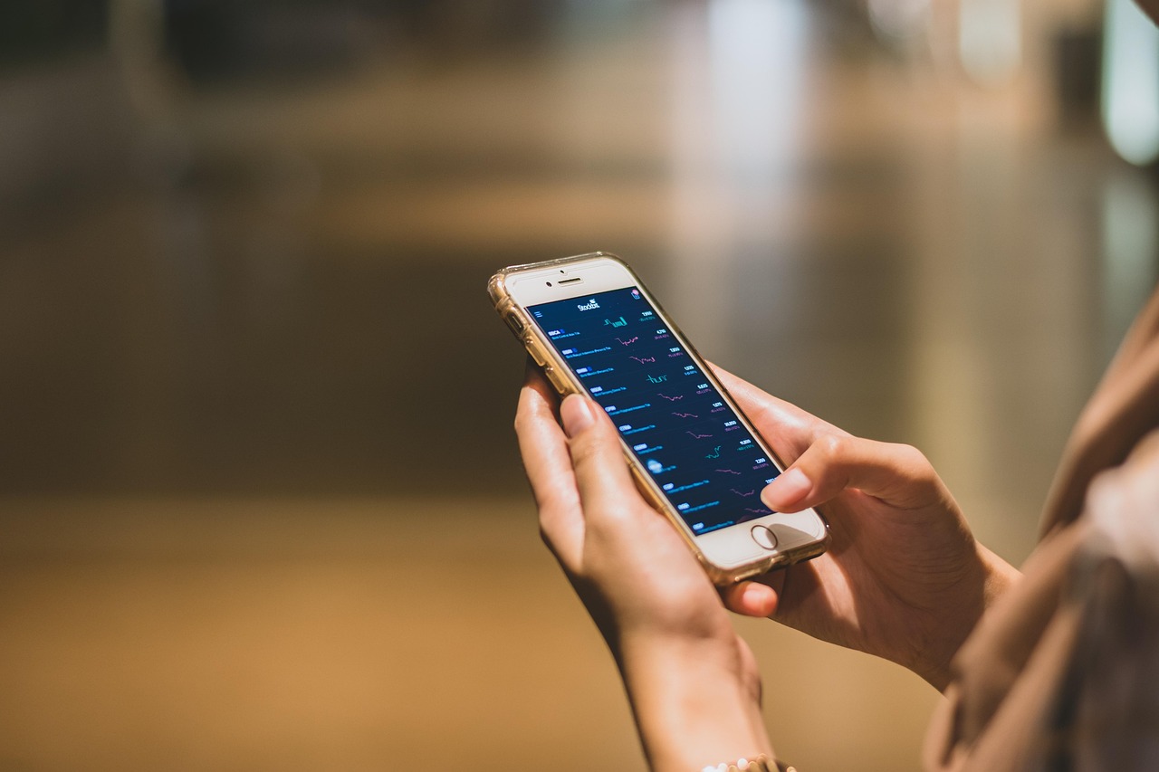 Iemand betaalt contactloos met een smartphone bij een betaalterminal