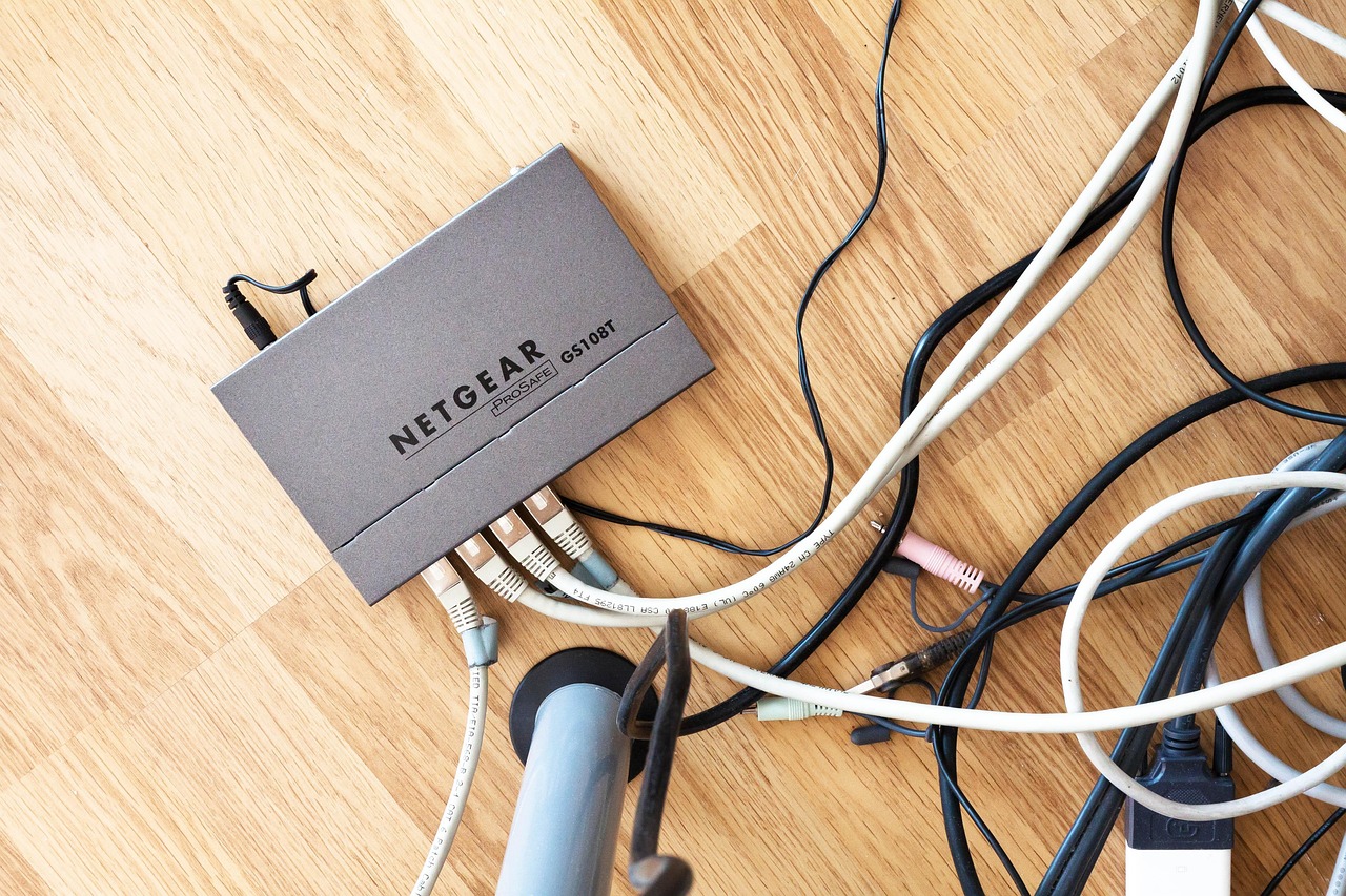 Een thuisrouter op een bureau als centraal punt van een thuisnetwerk
