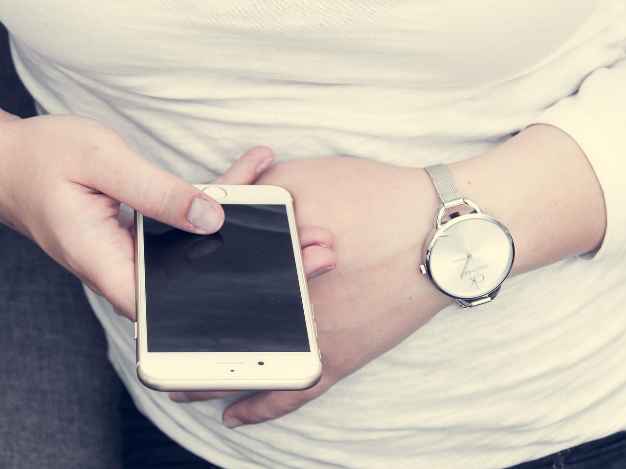 Persoon die met een vinger een smartphonescherm bedient als voorbeeld van interactietechnologie